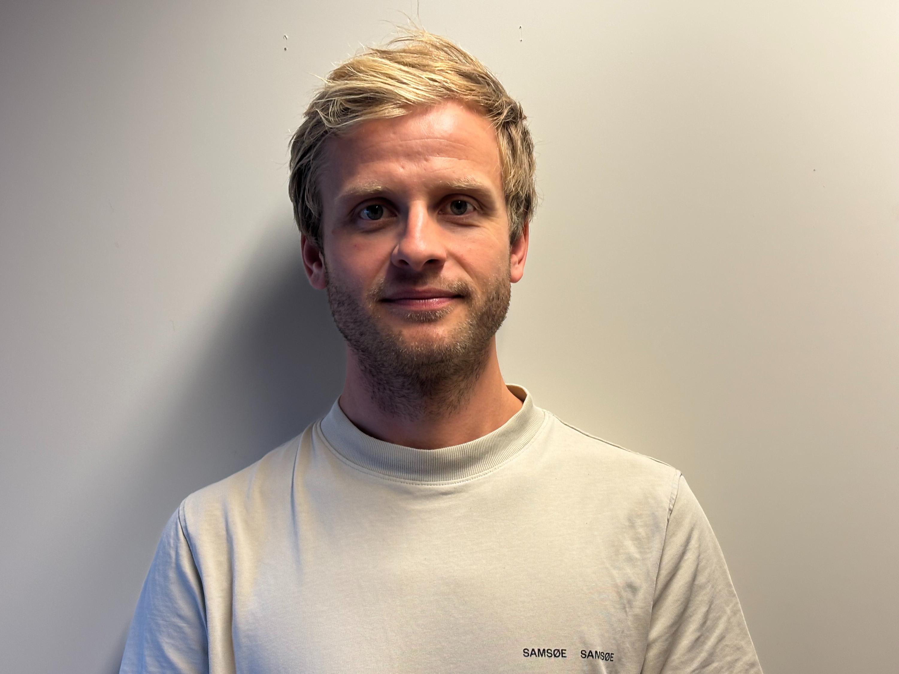 Ung mann i lys t-skjorte